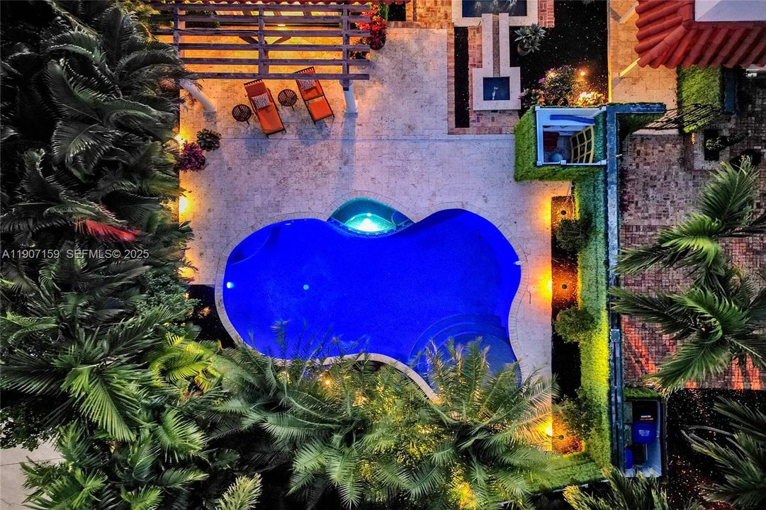 出租: $29,500 (5 贝兹, 5 浴室, 5596 平方英尺)