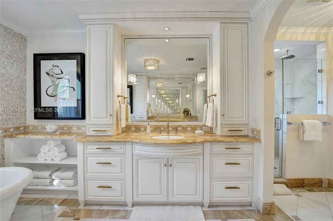 出租: $29,500 (5 贝兹, 5 浴室, 5596 平方英尺)