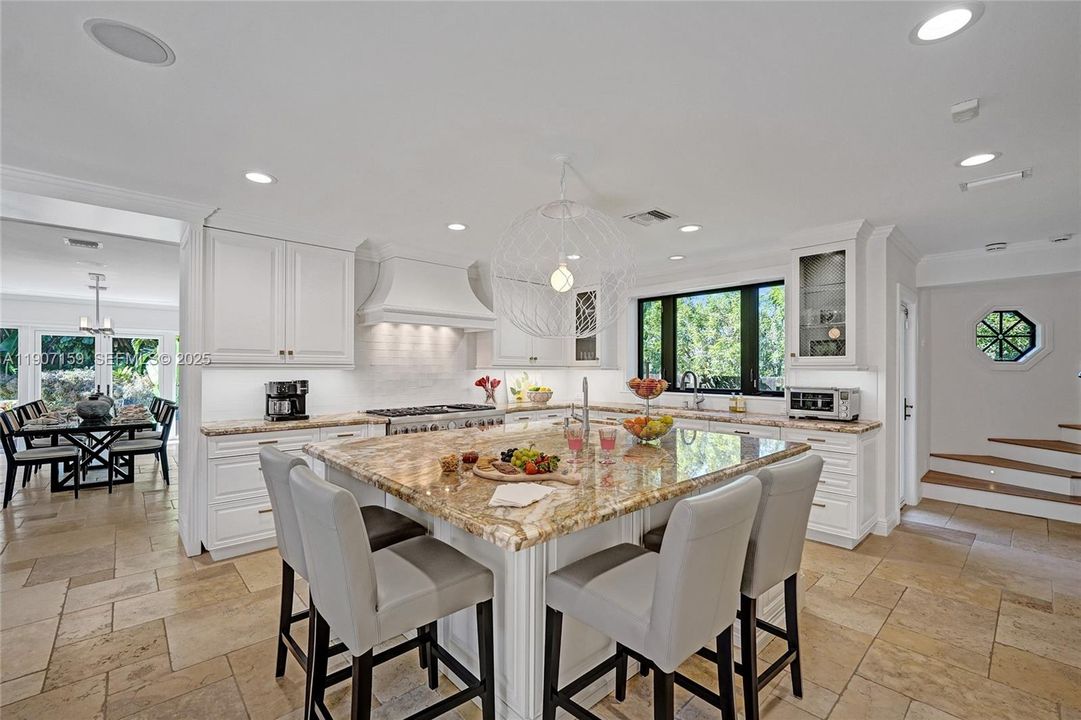 出租: $29,500 (5 贝兹, 5 浴室, 5596 平方英尺)