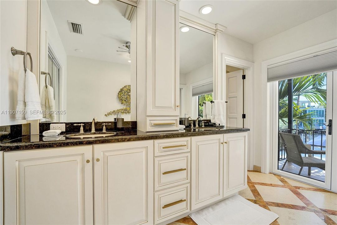 出租: $29,500 (5 贝兹, 5 浴室, 5596 平方英尺)