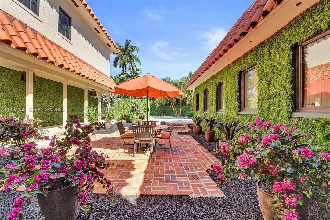 出租: $29,500 (5 贝兹, 5 浴室, 5596 平方英尺)