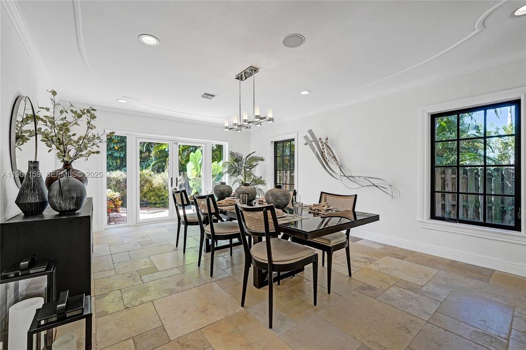 出租: $29,500 (5 贝兹, 5 浴室, 5596 平方英尺)