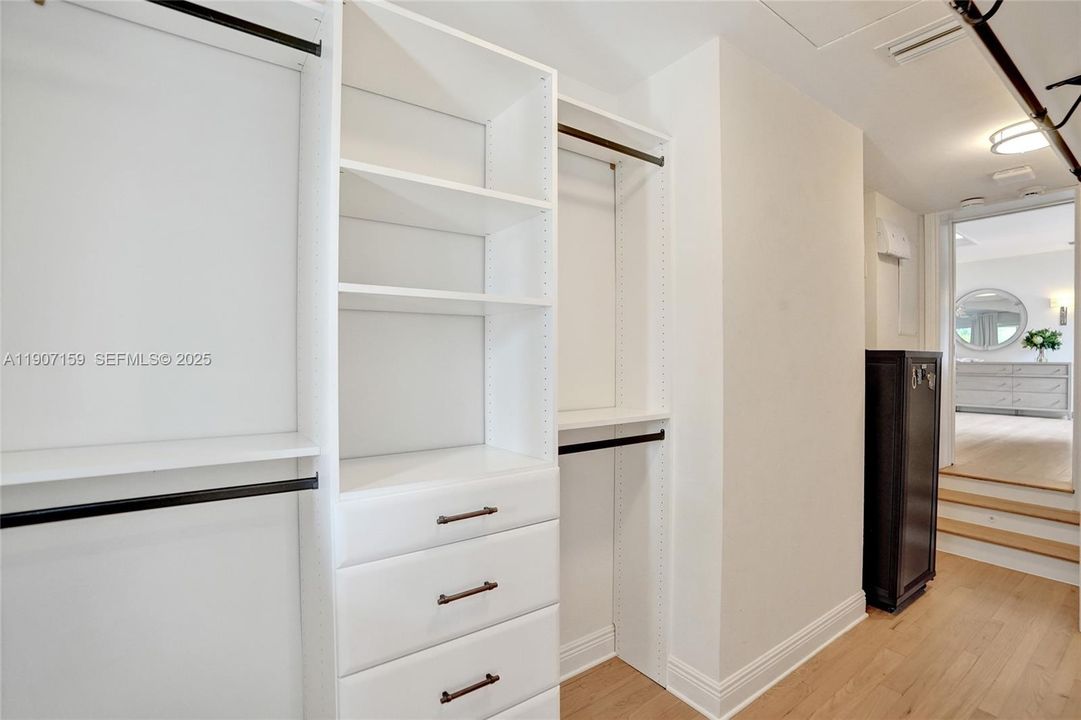 出租: $29,500 (5 贝兹, 5 浴室, 5596 平方英尺)