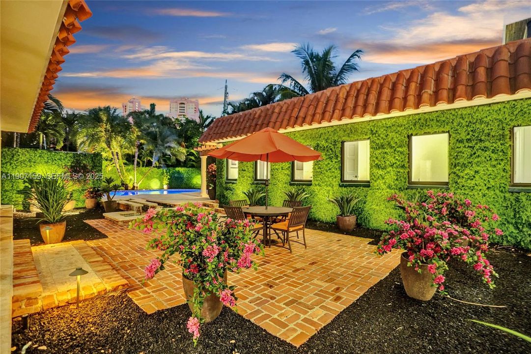 出租: $29,500 (5 贝兹, 5 浴室, 5596 平方英尺)