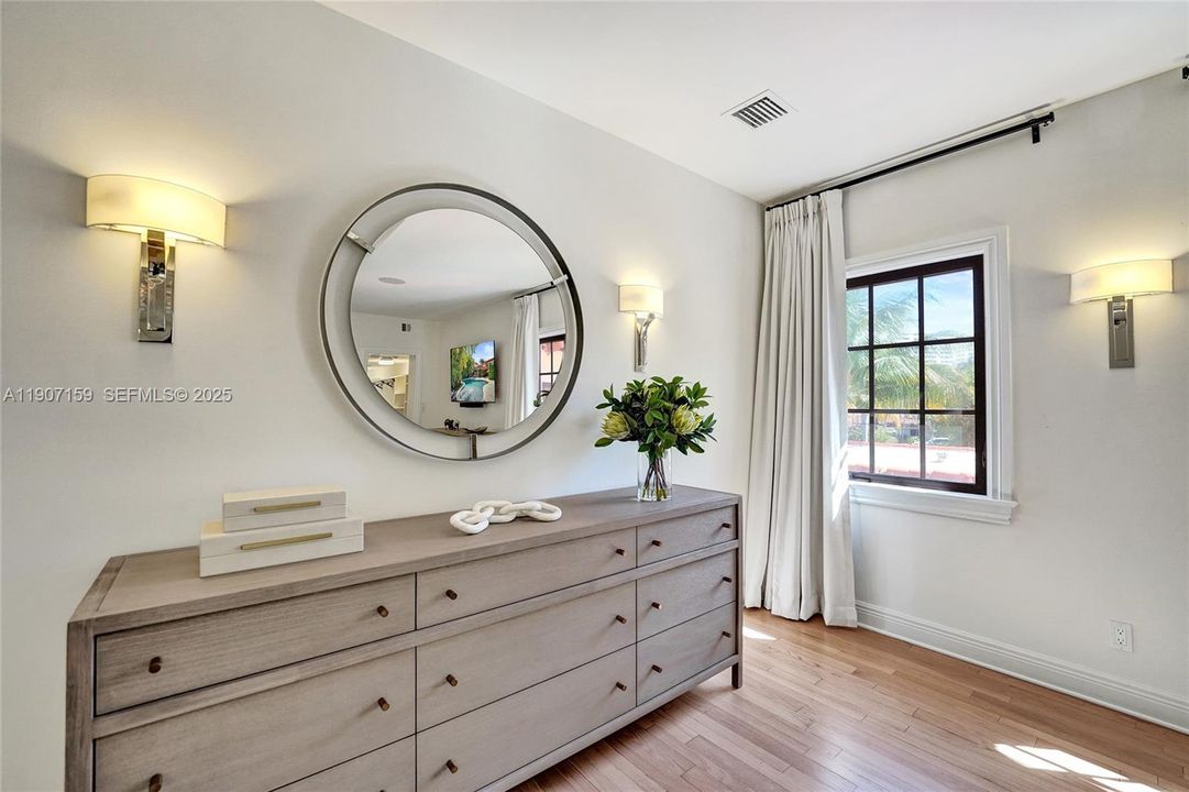 出租: $29,500 (5 贝兹, 5 浴室, 5596 平方英尺)