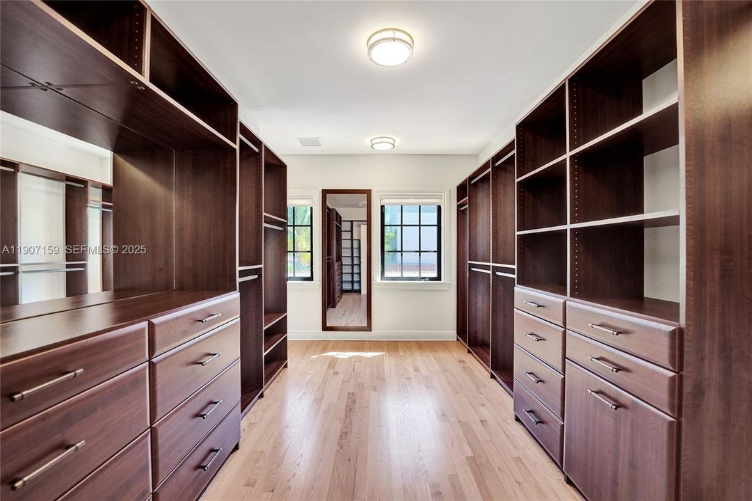 出租: $29,500 (5 贝兹, 5 浴室, 5596 平方英尺)