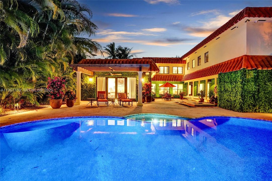 出租: $29,500 (5 贝兹, 5 浴室, 5596 平方英尺)