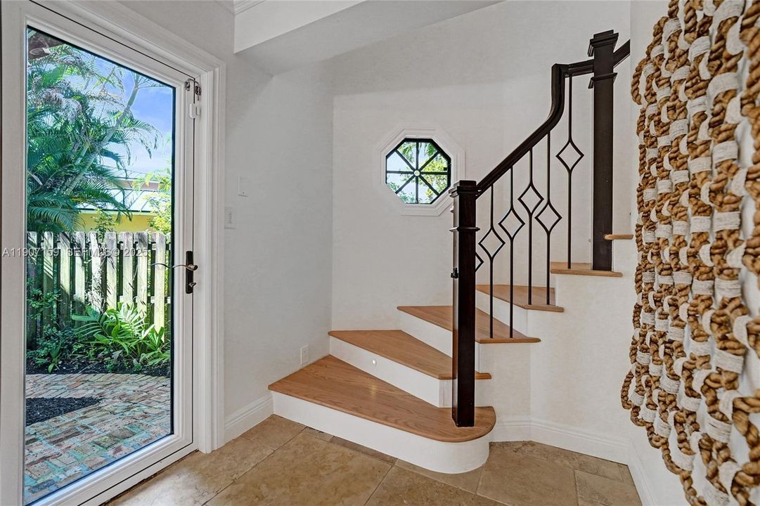 出租: $29,500 (5 贝兹, 5 浴室, 5596 平方英尺)