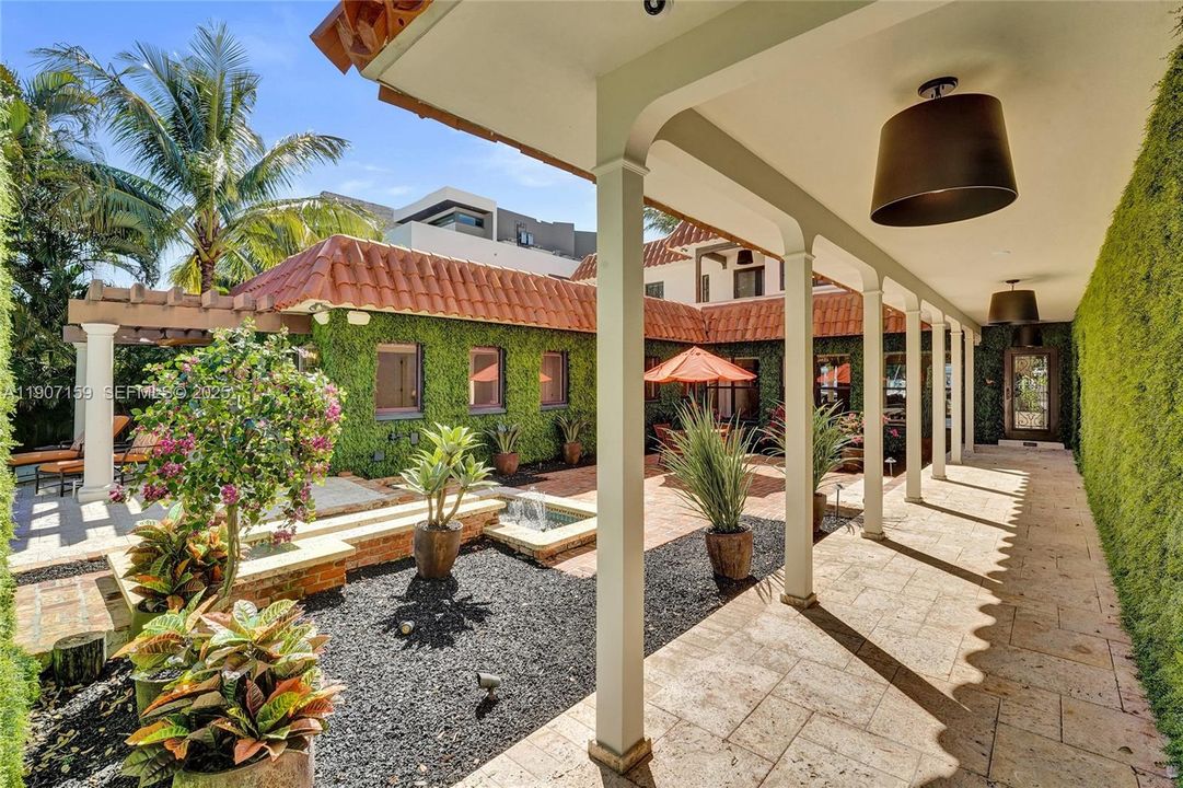 出租: $29,500 (5 贝兹, 5 浴室, 5596 平方英尺)