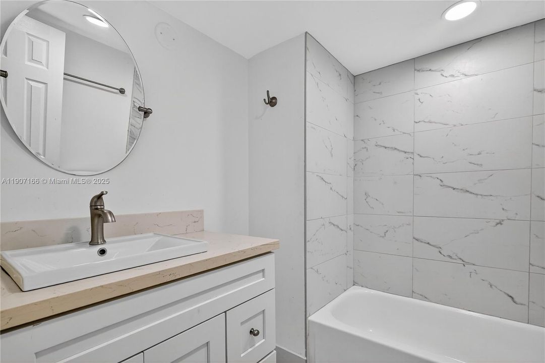 合同活跃: $2,199 (2 贝兹, 2 浴室, 1113 平方英尺)