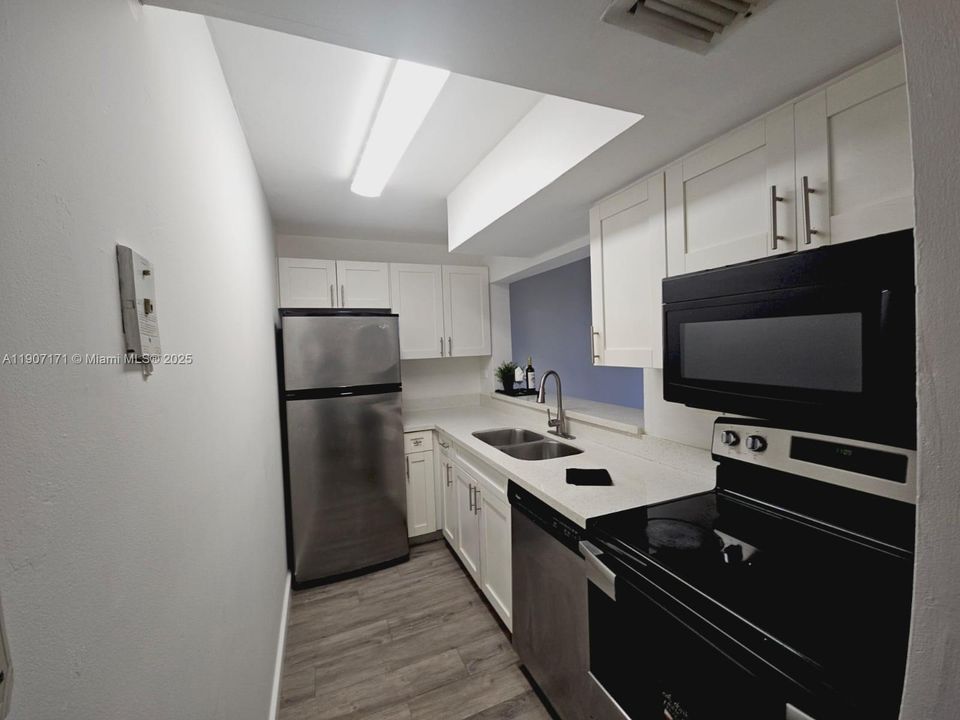 Active With Contract: $1,840 (1 beds, 1 baths, 634 Square Feet)