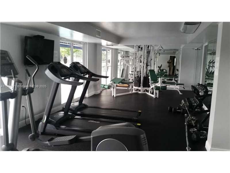 Active With Contract: $1,840 (1 beds, 1 baths, 634 Square Feet)