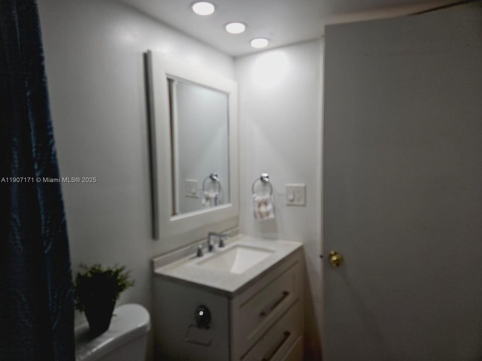 Active With Contract: $1,840 (1 beds, 1 baths, 634 Square Feet)