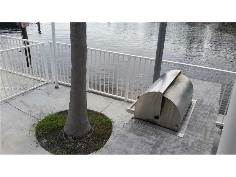 Active With Contract: $1,840 (1 beds, 1 baths, 634 Square Feet)