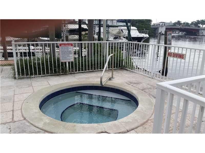 Active With Contract: $1,840 (1 beds, 1 baths, 634 Square Feet)