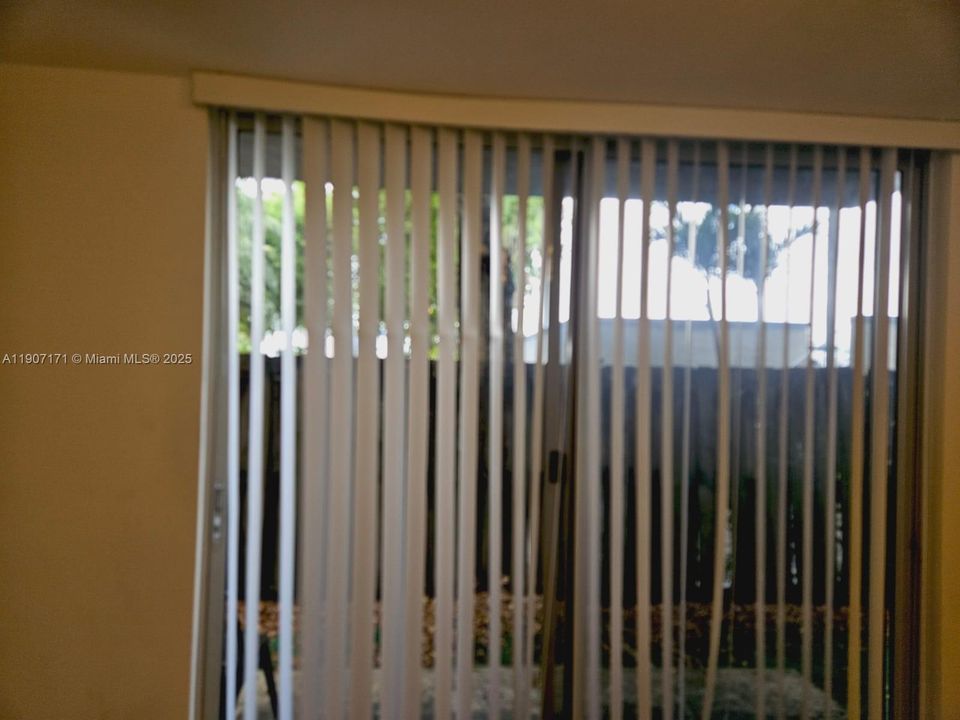 Active With Contract: $1,840 (1 beds, 1 baths, 634 Square Feet)