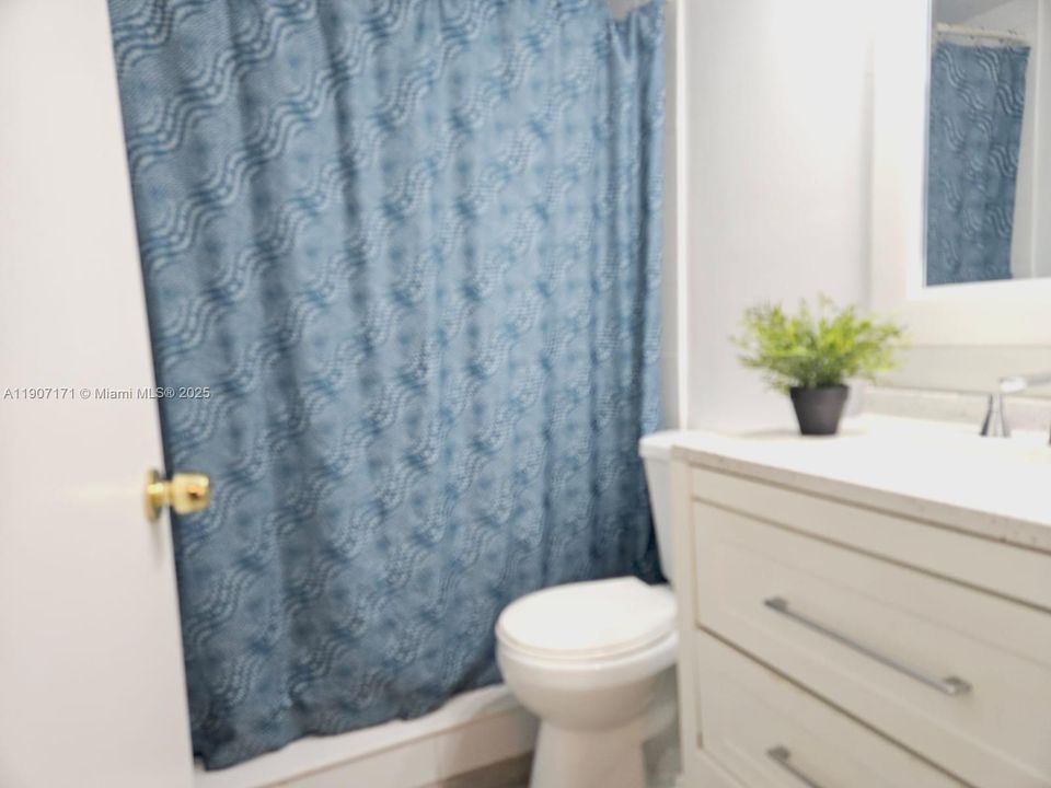 Active With Contract: $1,840 (1 beds, 1 baths, 634 Square Feet)