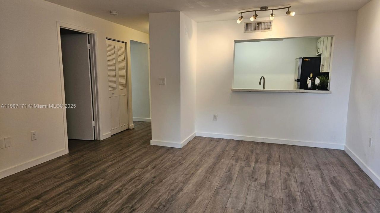 Active With Contract: $1,840 (1 beds, 1 baths, 634 Square Feet)