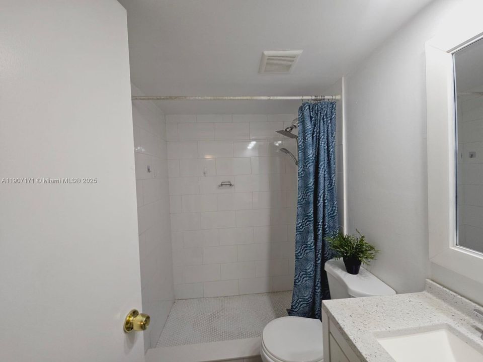 Active With Contract: $1,840 (1 beds, 1 baths, 634 Square Feet)