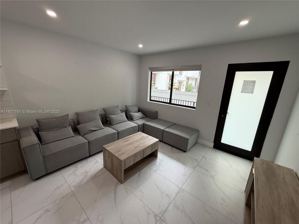 最近租的: $2,500 (1 贝兹, 1 浴室, 0 平方英尺)