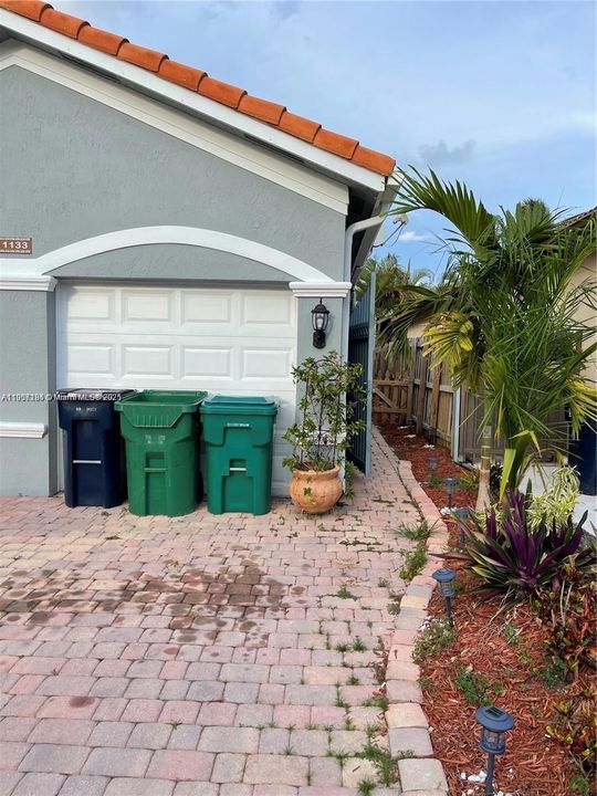 Под контрактом: $1,300 (1 спален, 1 ванн, 1914 Квадратных фут)