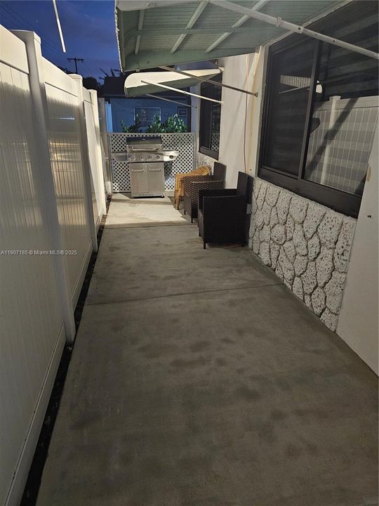 For Rent: $2,250 (2 beds, 1 baths, 754 Square Feet)