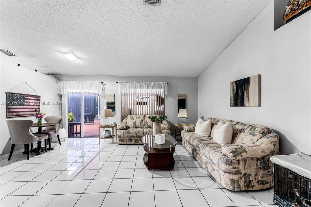 Под контрактом: $590,000 (4 спален, 3 ванн, 1369 Квадратных фут)