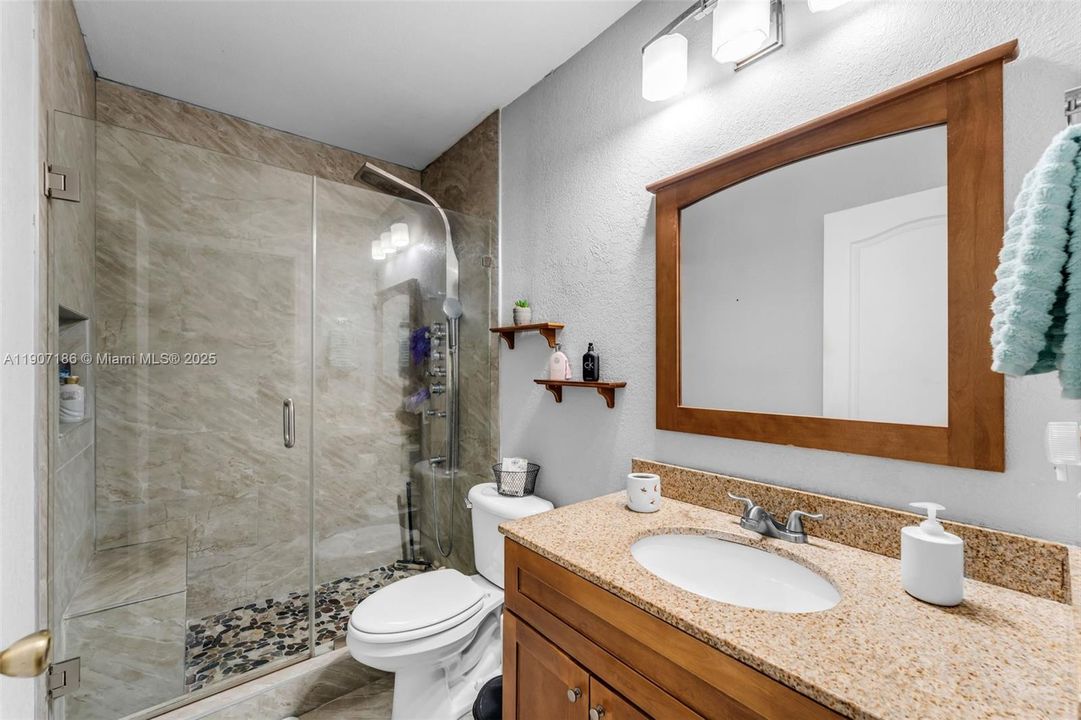 Под контрактом: $590,000 (4 спален, 3 ванн, 1369 Квадратных фут)