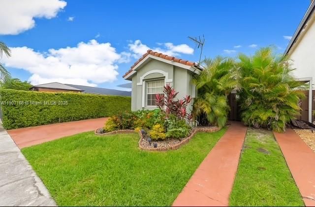 SEPERATE SIDE ENTRANCE & DRIVEWAY TO THE INLAW QTR'S