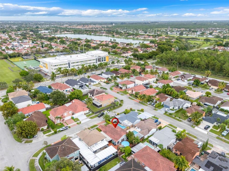 Под контрактом: $590,000 (4 спален, 3 ванн, 1369 Квадратных фут)