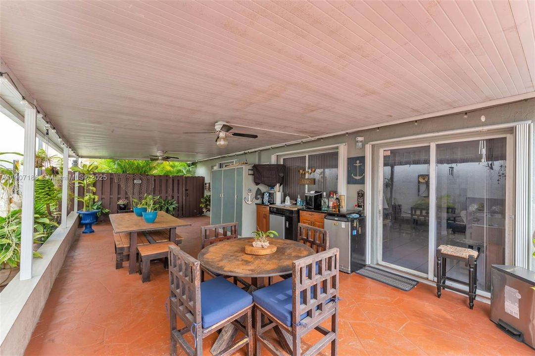 COVERED BACK PATIO W/ SUMMER KITCHEN