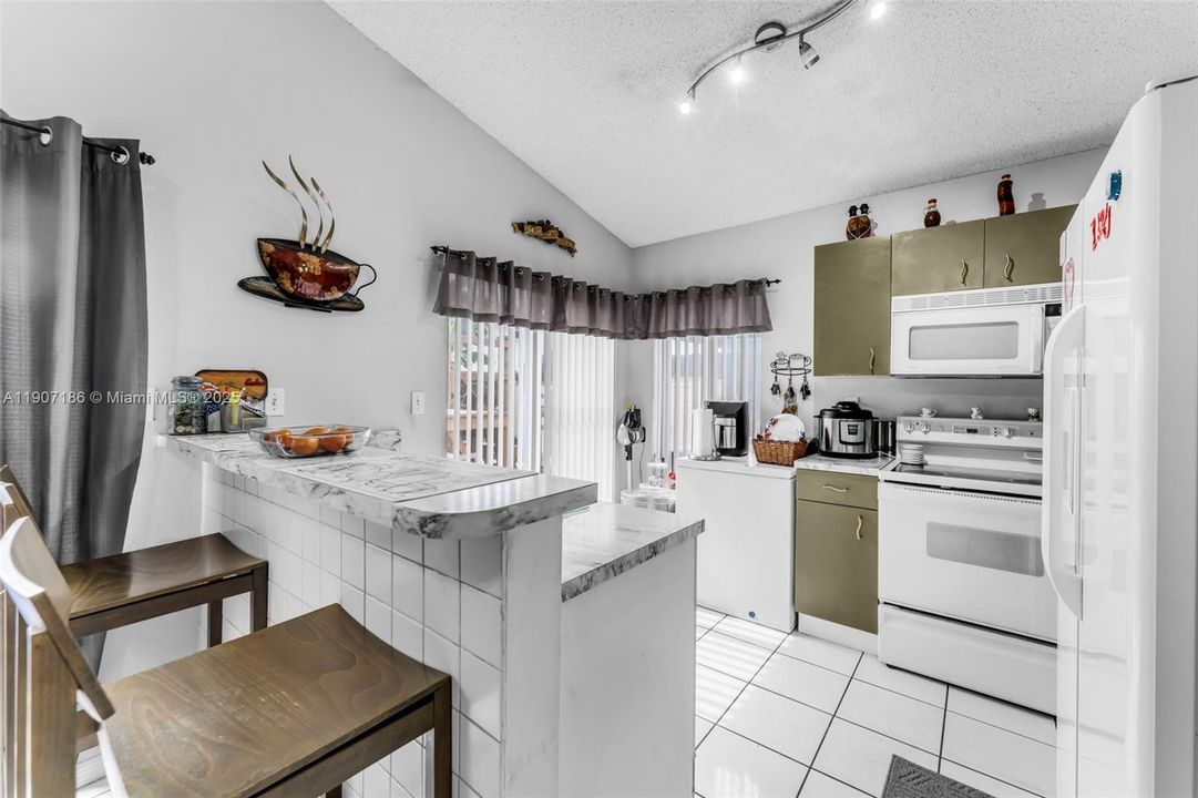 Под контрактом: $590,000 (4 спален, 3 ванн, 1369 Квадратных фут)