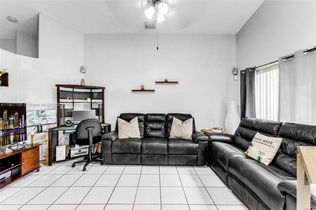 Под контрактом: $590,000 (4 спален, 3 ванн, 1369 Квадратных фут)