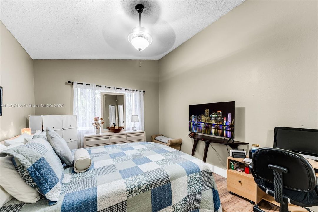 Под контрактом: $590,000 (4 спален, 3 ванн, 1369 Квадратных фут)