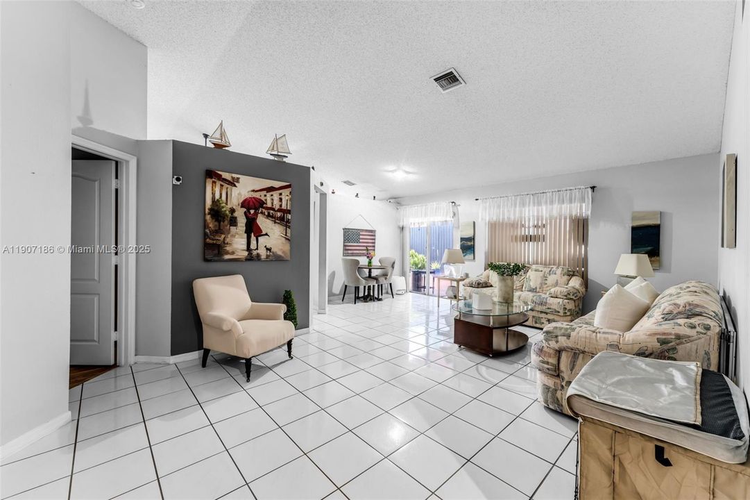 Под контрактом: $590,000 (4 спален, 3 ванн, 1369 Квадратных фут)