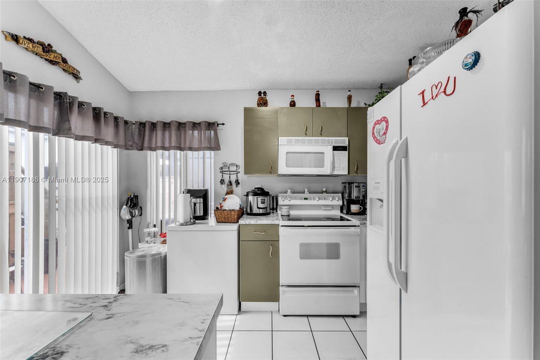 Под контрактом: $590,000 (4 спален, 3 ванн, 1369 Квадратных фут)