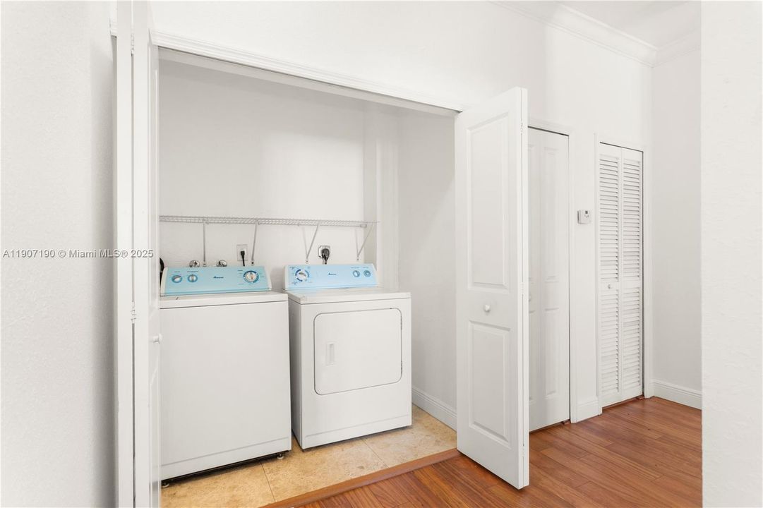 For Sale: $1,100,000 (3 beds, 2 baths, 2404 Square Feet)