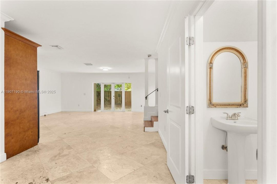 For Sale: $1,100,000 (3 beds, 2 baths, 2404 Square Feet)