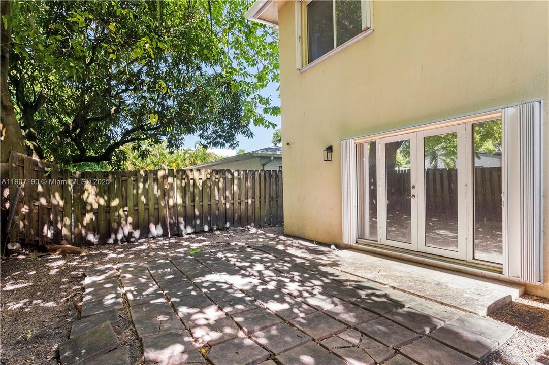 For Sale: $1,100,000 (3 beds, 2 baths, 2404 Square Feet)