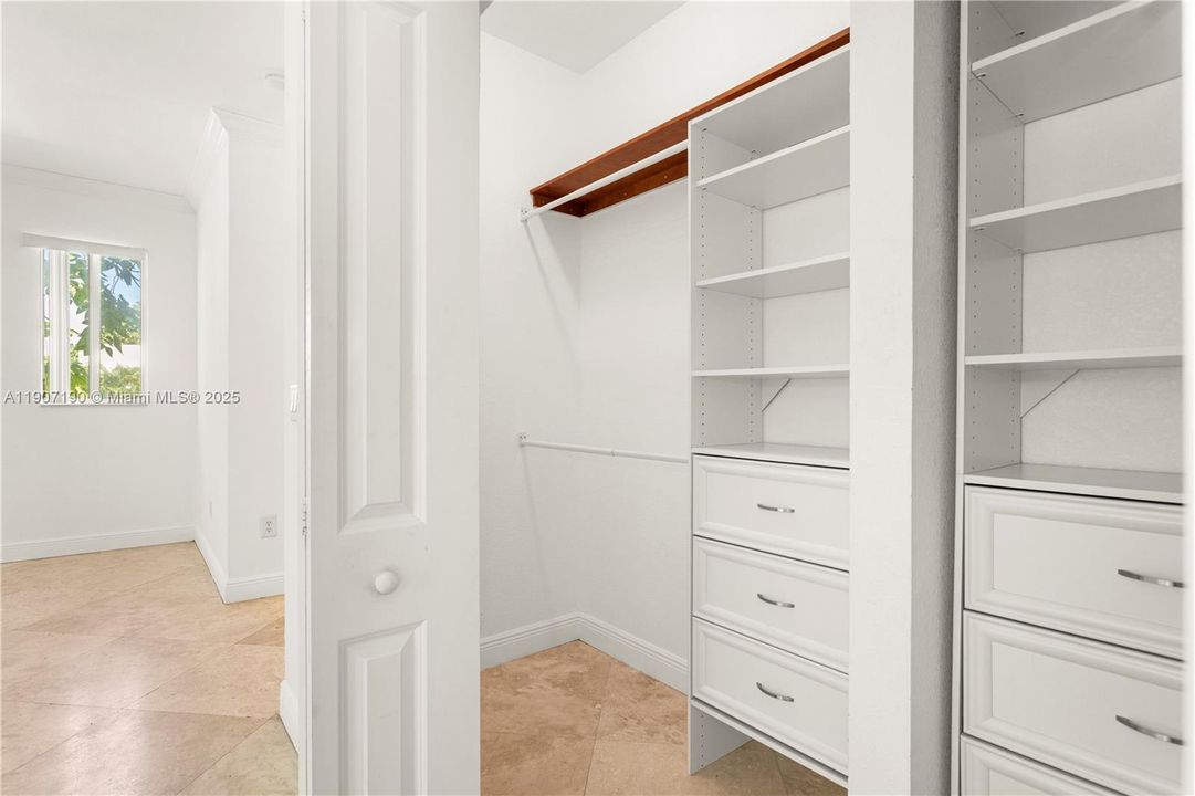 For Sale: $1,100,000 (3 beds, 2 baths, 2404 Square Feet)