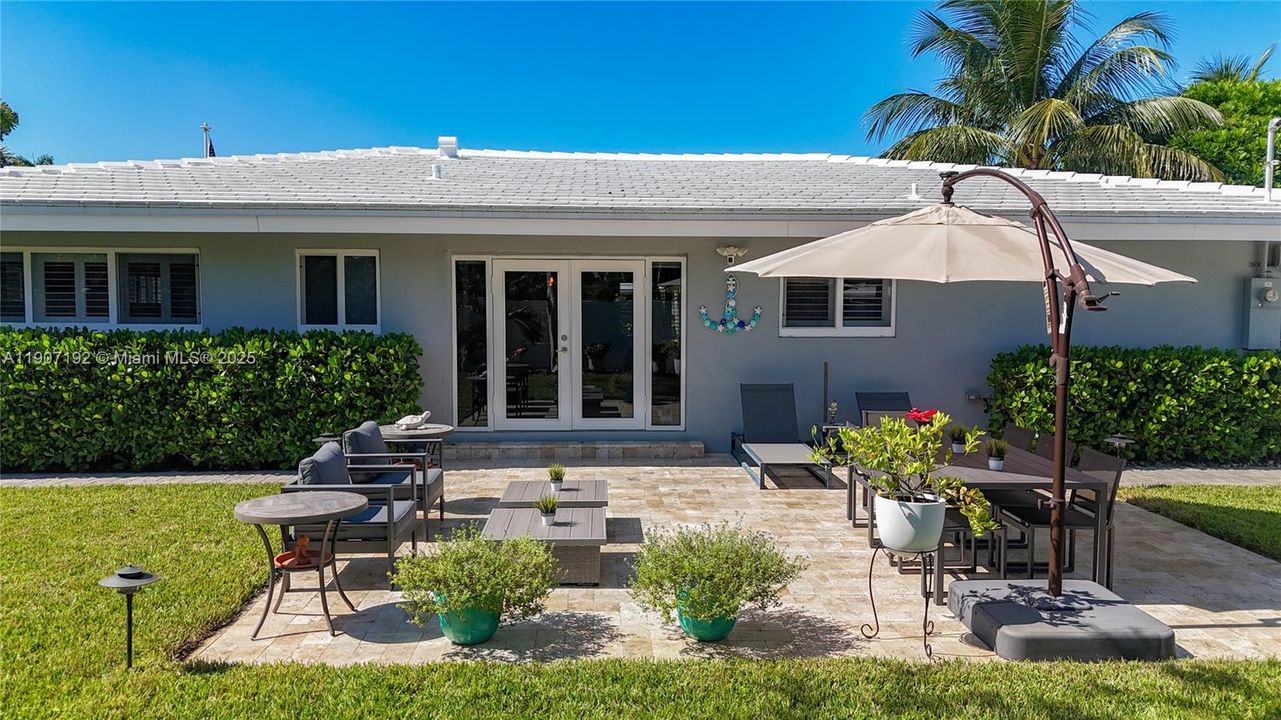 Active With Contract: $699,999 (2 beds, 2 baths, 1303 Square Feet)