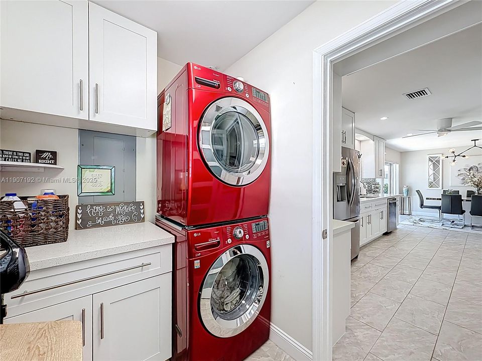 Active With Contract: $699,999 (2 beds, 2 baths, 1303 Square Feet)