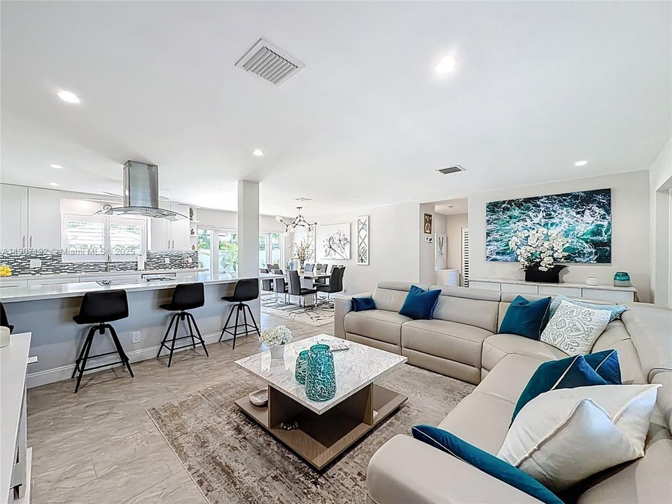 Active With Contract: $699,999 (2 beds, 2 baths, 1303 Square Feet)