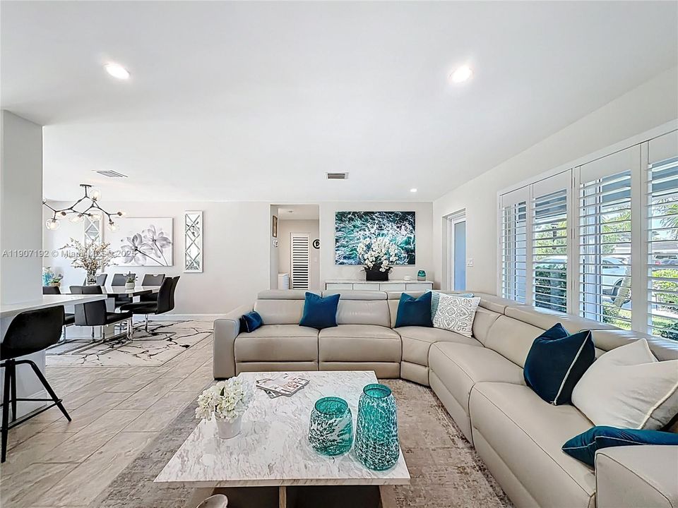 Active With Contract: $699,999 (2 beds, 2 baths, 1303 Square Feet)