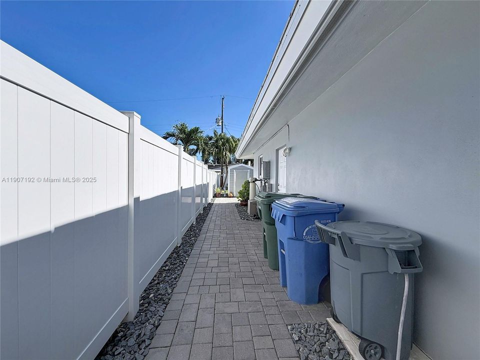 Active With Contract: $699,999 (2 beds, 2 baths, 1303 Square Feet)