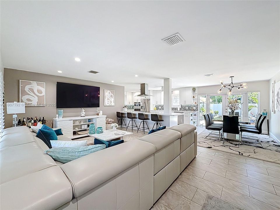 Active With Contract: $699,999 (2 beds, 2 baths, 1303 Square Feet)