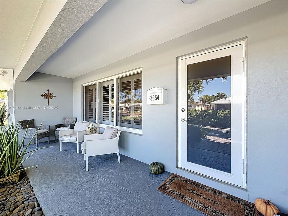 Active With Contract: $699,999 (2 beds, 2 baths, 1303 Square Feet)