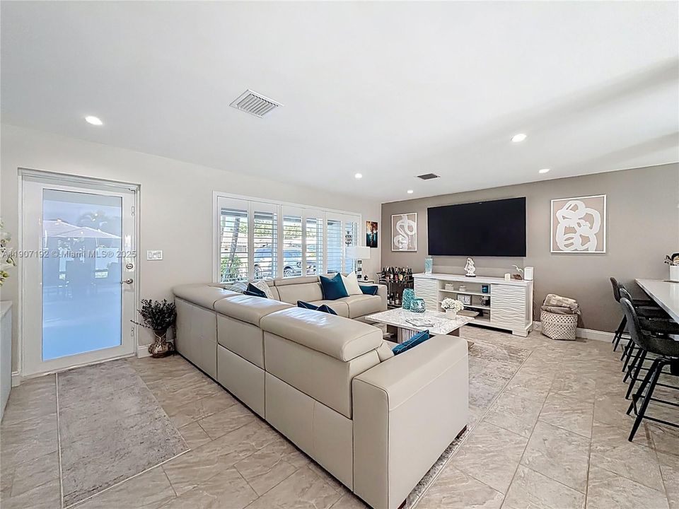 Active With Contract: $699,999 (2 beds, 2 baths, 1303 Square Feet)