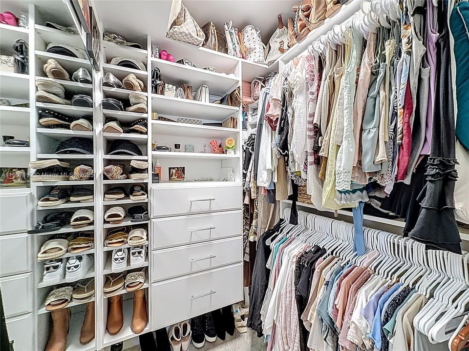 Active With Contract: $699,999 (2 beds, 2 baths, 1303 Square Feet)