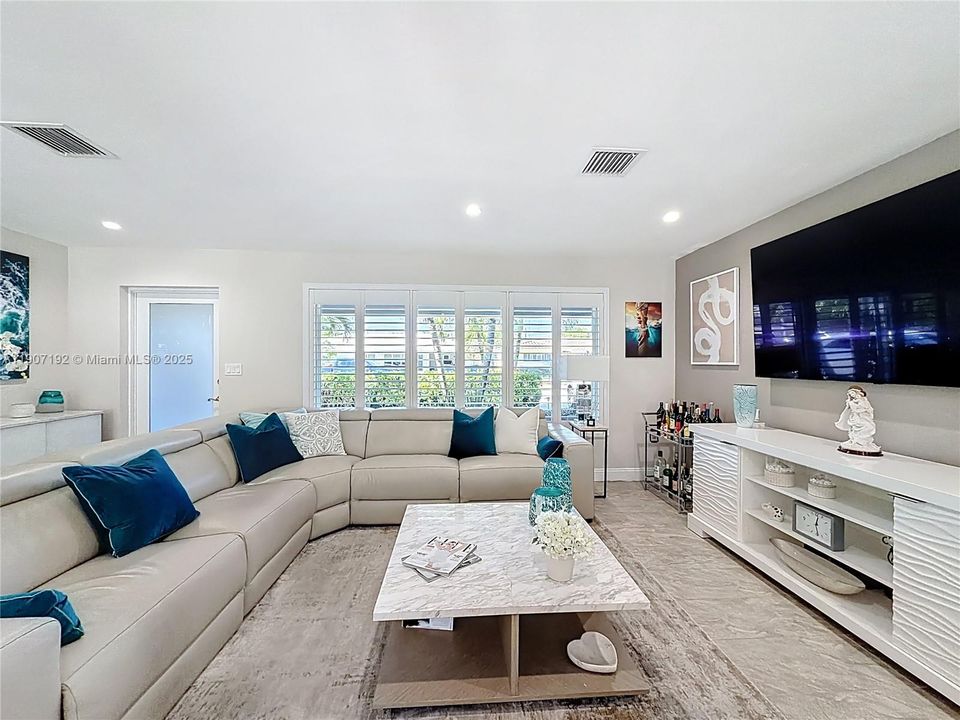 Active With Contract: $699,999 (2 beds, 2 baths, 1303 Square Feet)